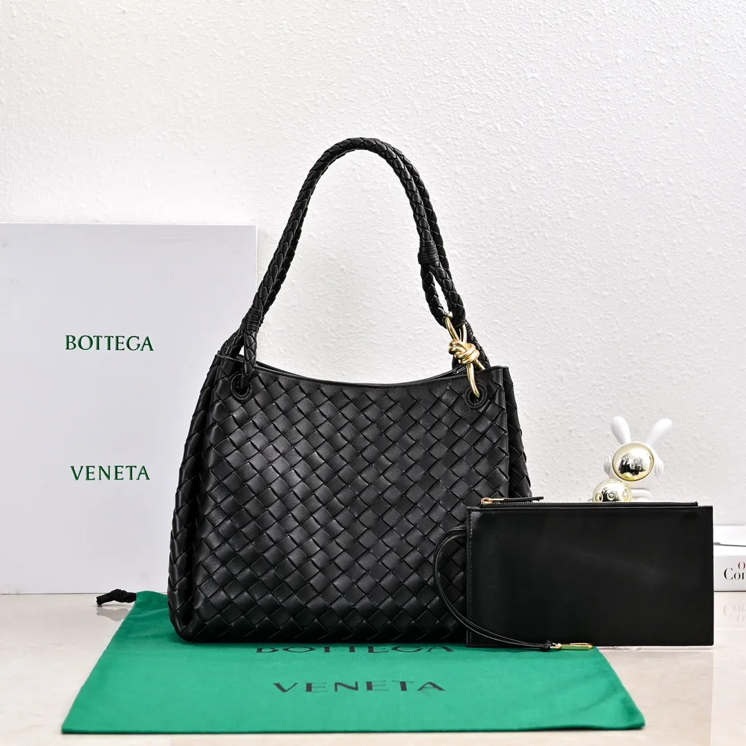 Batch 2660 24 early autumn new model Andiamo Parachute is made of a whole piece of woven leather and is processed with folding stitching at the four corners # Craftsmanship and creativity. Large size is atmospheric and practical. One of the must-selects for BV. Large space, can hold a computer, thick shoulder strap, very comfortable on the shoulder. Large parachute upper body real photo can be carried on the back. The upper body is versatile and cute☺️ Style number: 6571 Size: 30*26*20cm